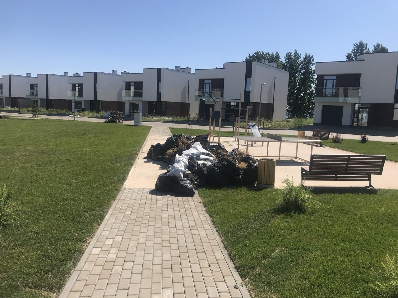 Двор таунхаусов с газоном
